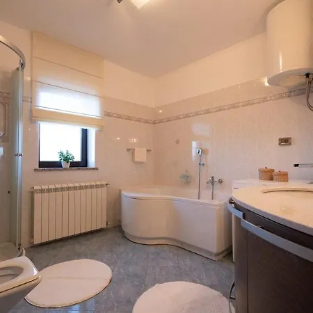 Apartment Silvia *